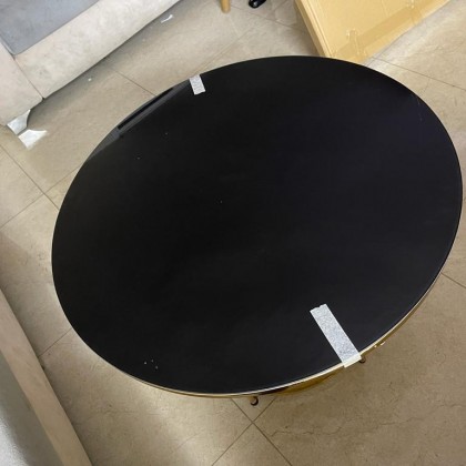 طاولة وسط باللون الأسود 
